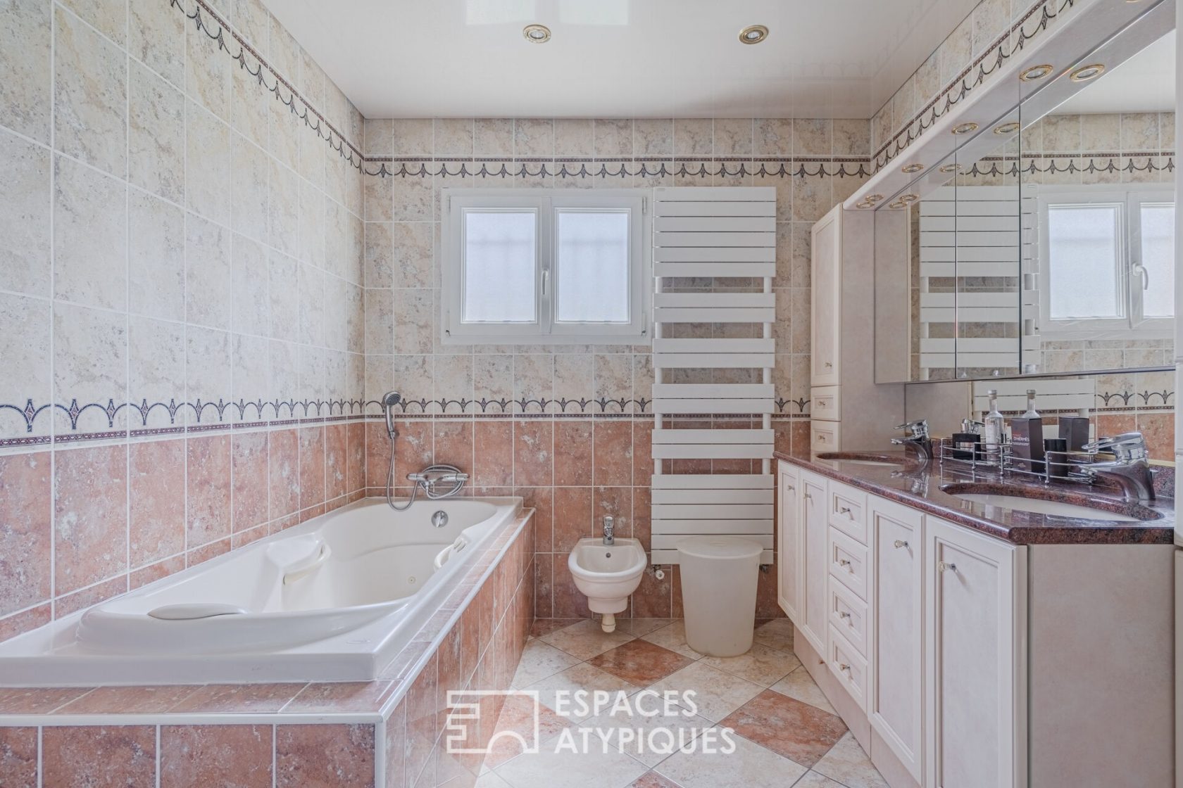 Maison contemporaine dans son cadre verdoyant