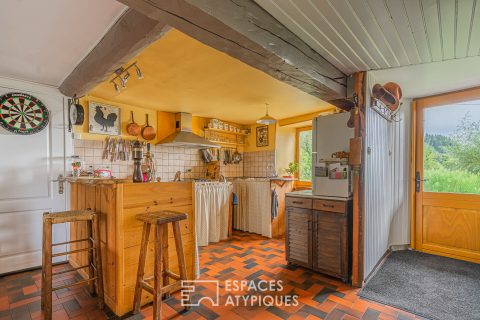 Corps de ferme dans son écrin de verdure