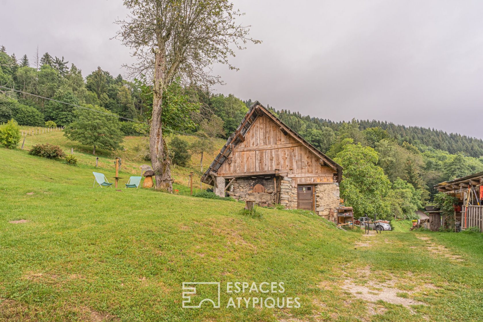 Corps de ferme dans son écrin de verdure