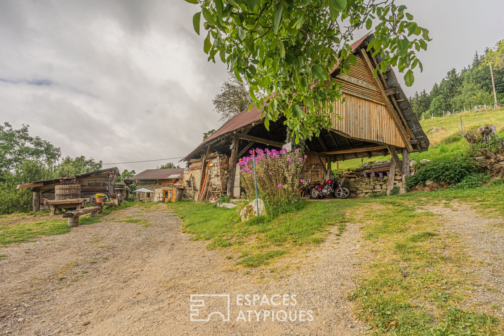 Corps de ferme dans son écrin de verdure