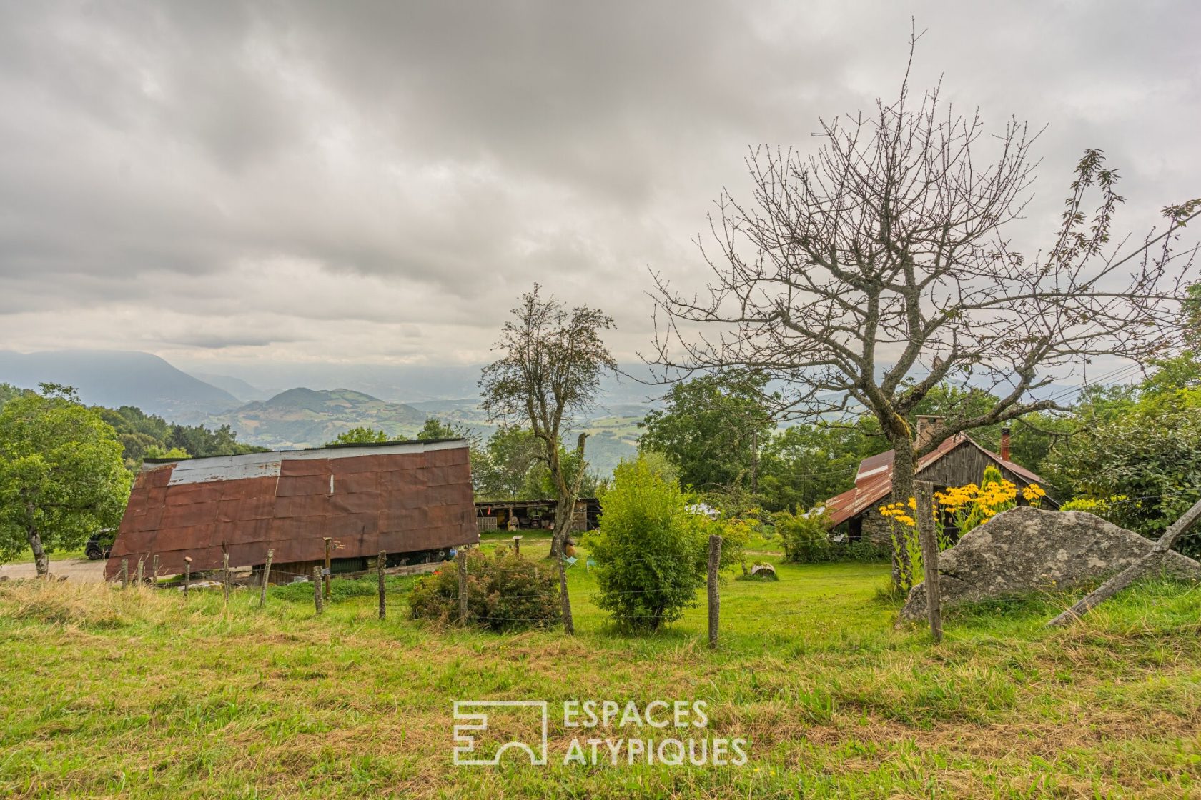 Corps de ferme dans son écrin de verdure