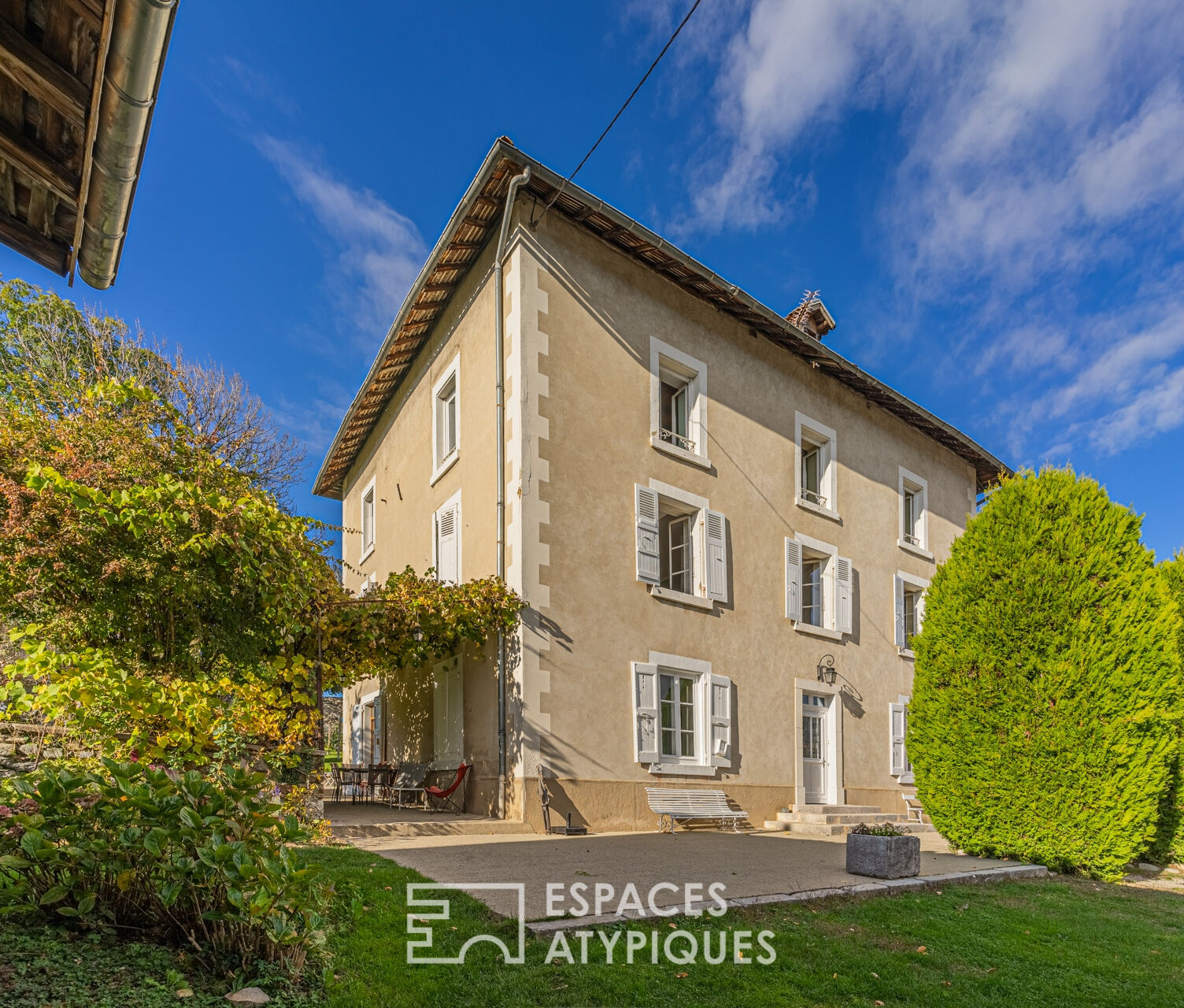 Charming house with outbuilding