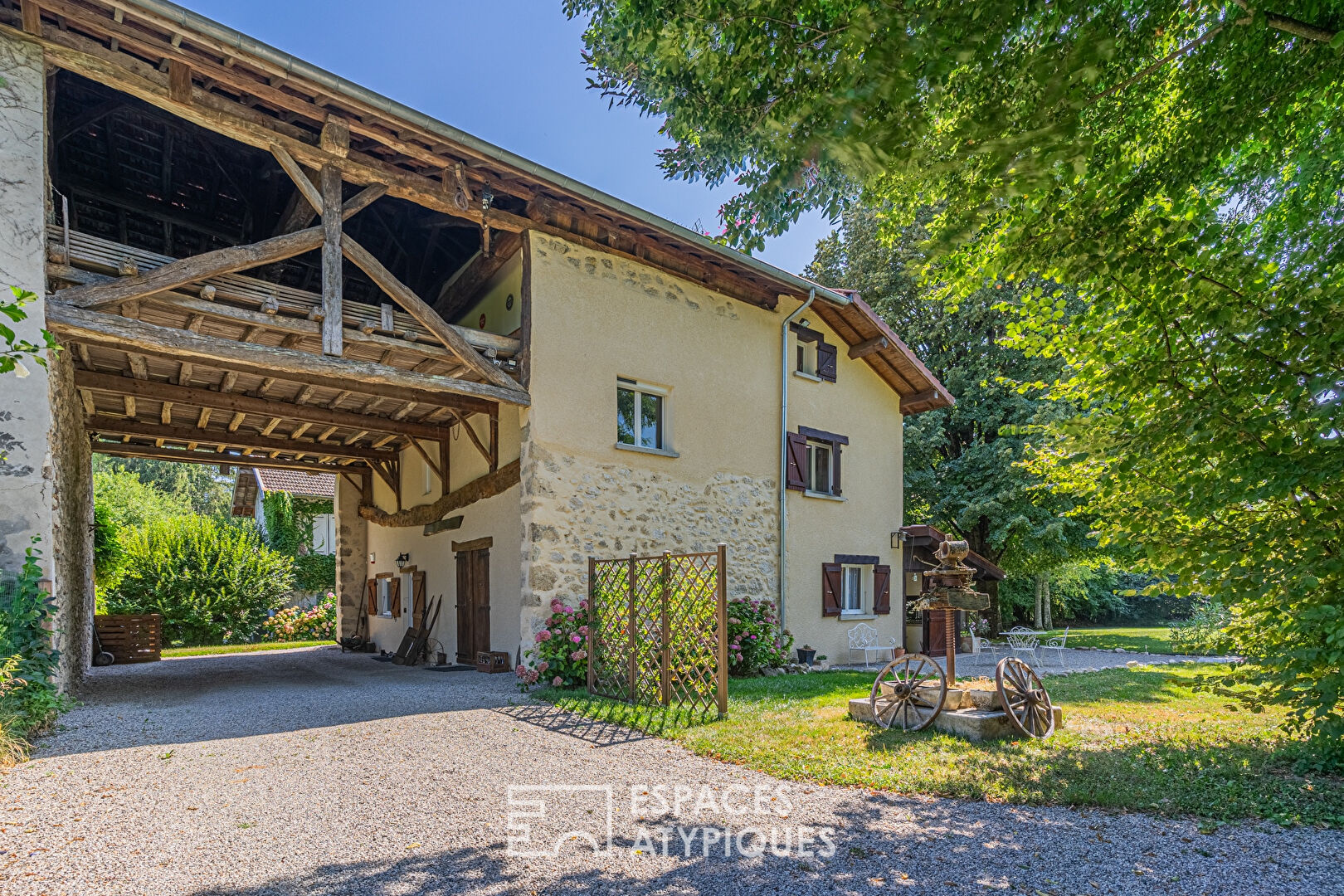 Ancien corps de ferme restauré avec jardin et piscine