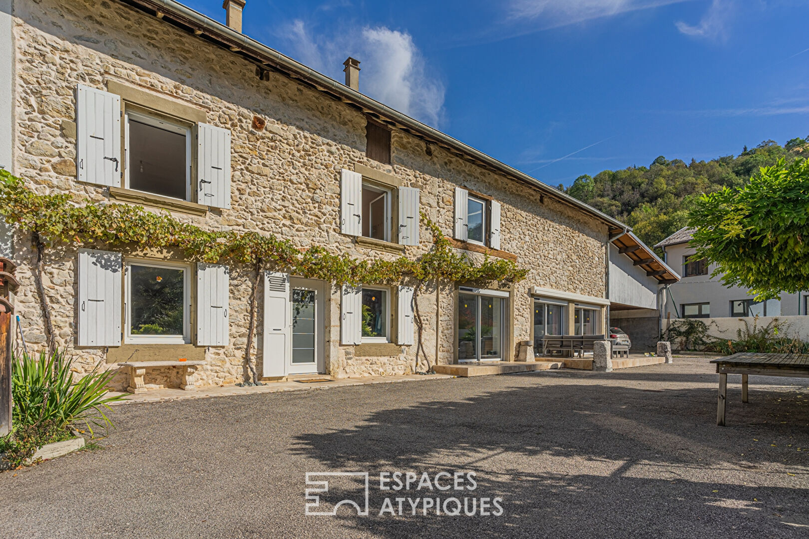 Maison en pierre au coeur du village