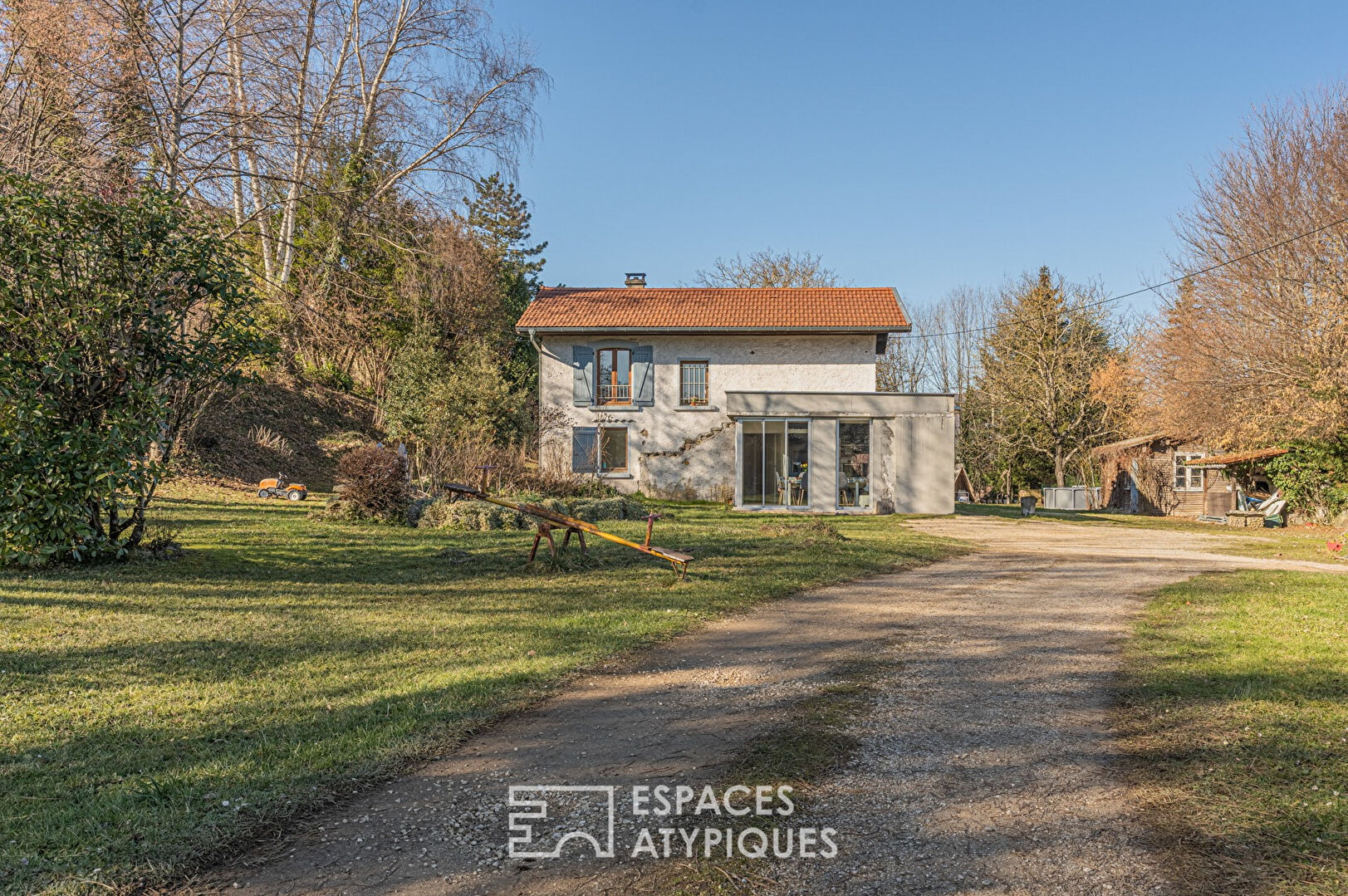 Maison dans son écrin de verdure