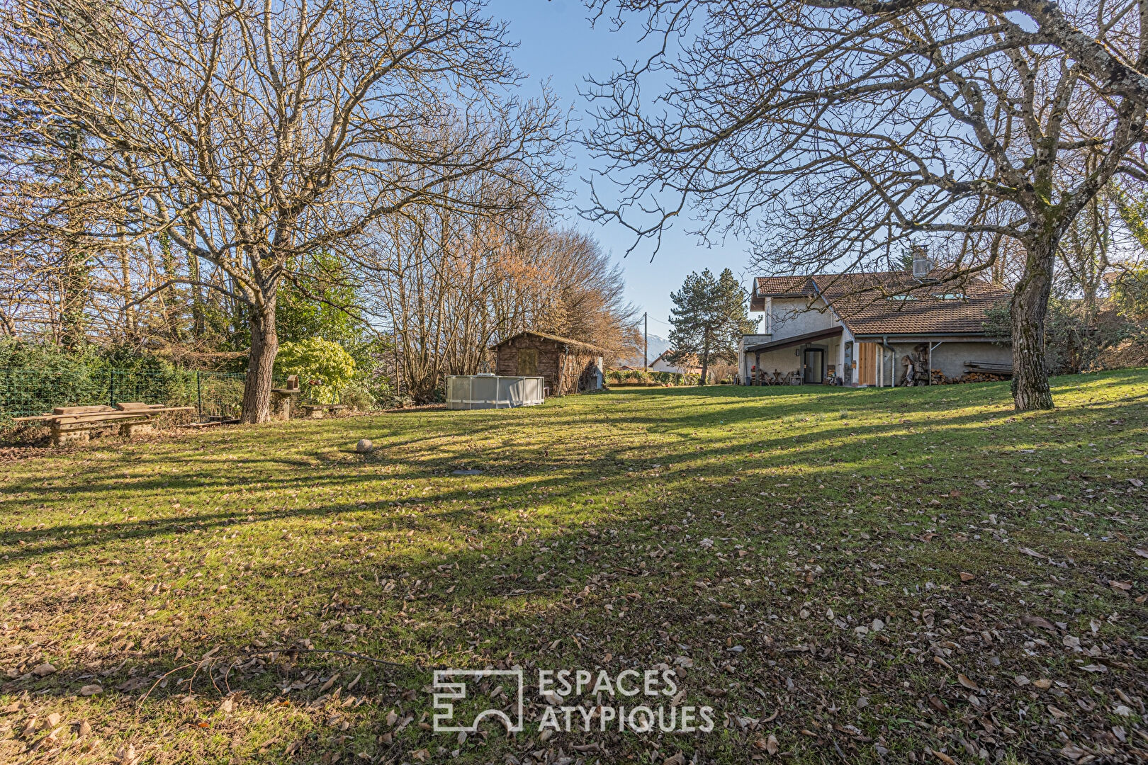 Maison dans son écrin de verdure