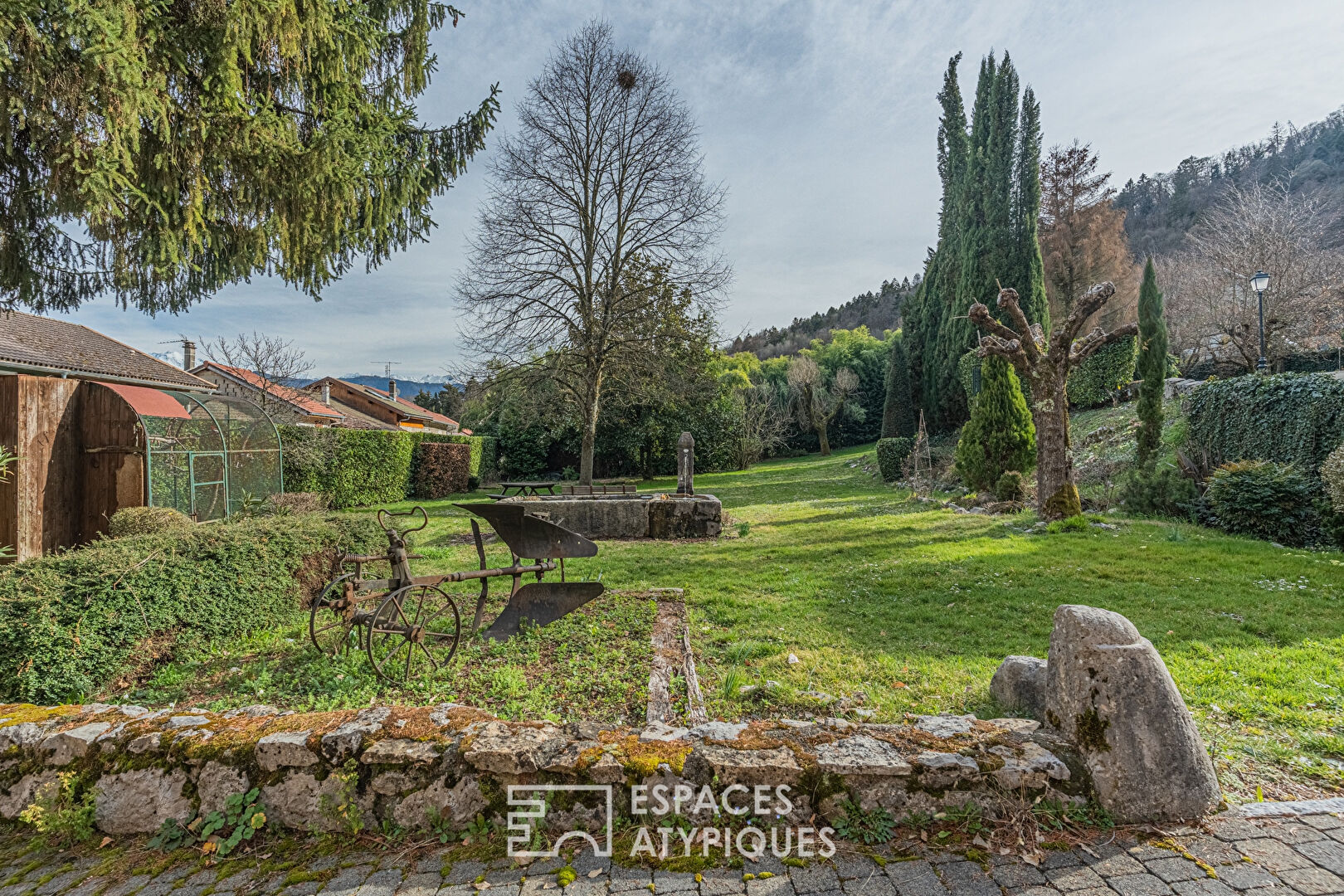 Historic residence and its garden at the foot of the Alps