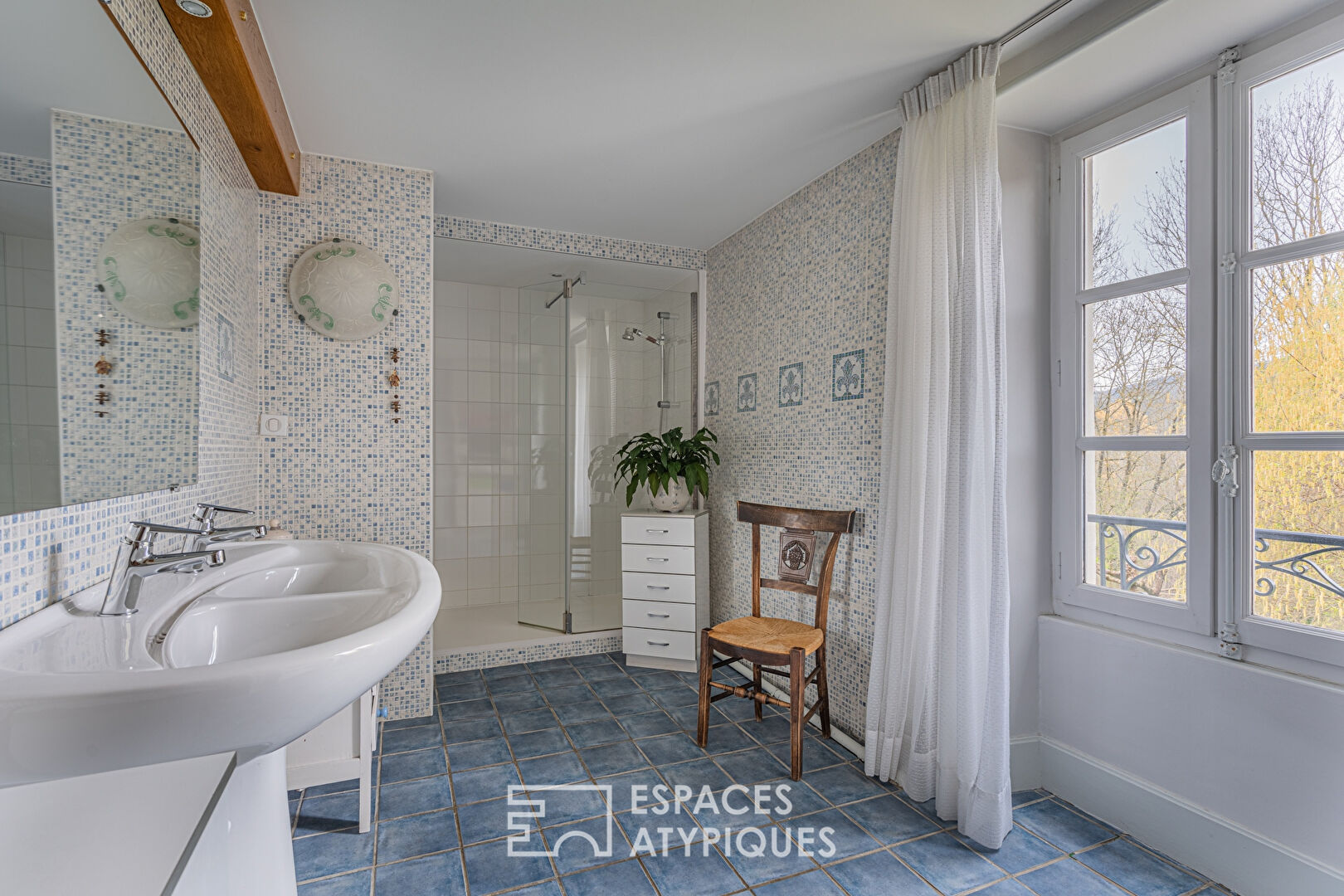 Maison de caractère et son bel environnement verdoyant