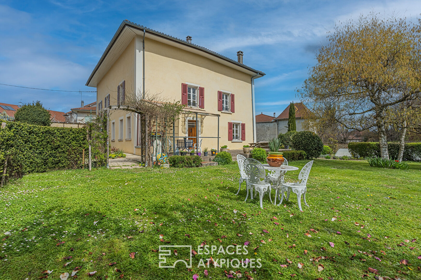 Maison de caractère et son bel environnement verdoyant