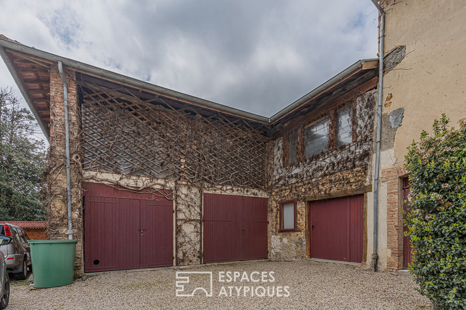 Maison de caractère et son bel environnement verdoyant