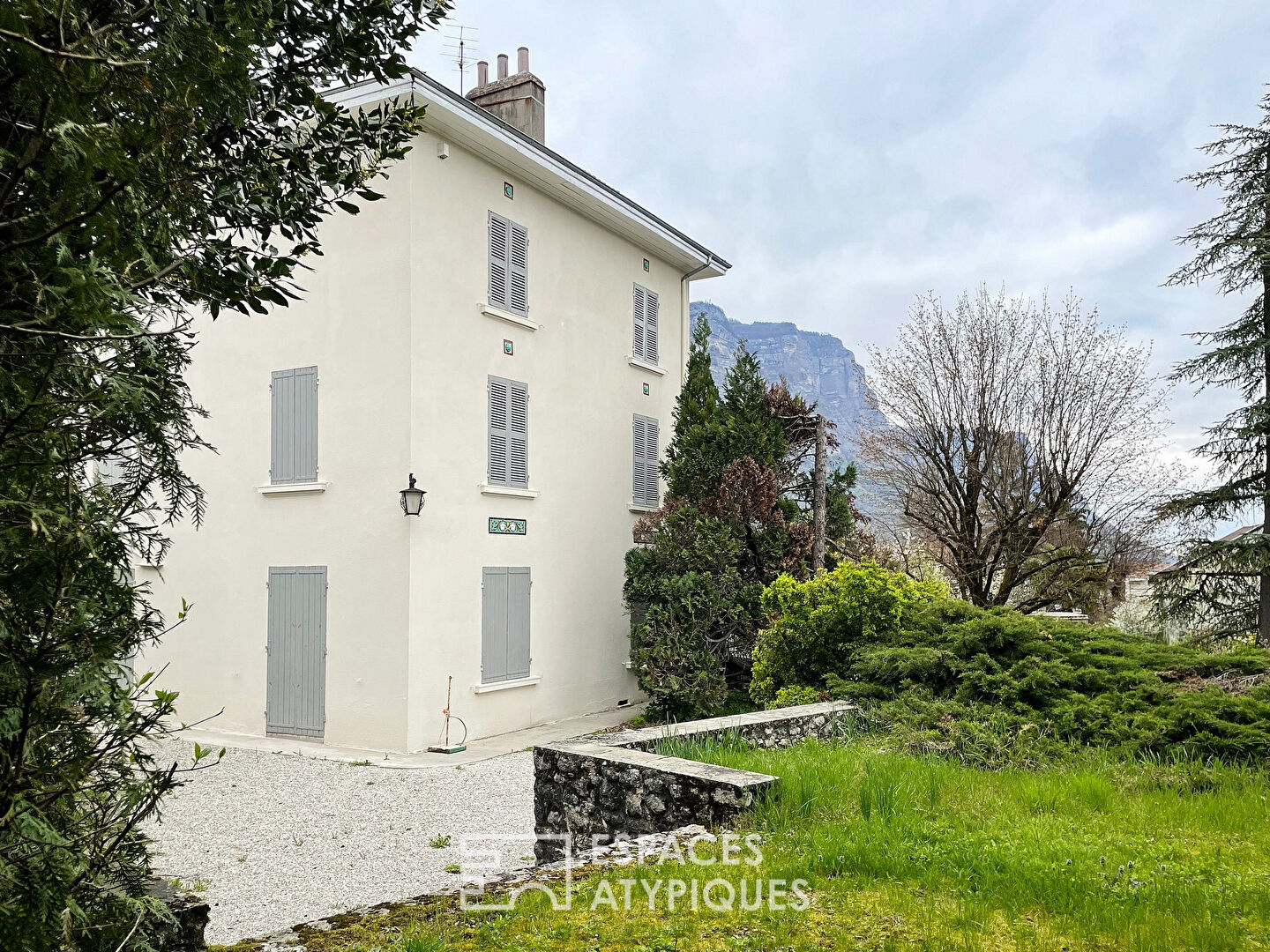 Maison bourgeoise au centre du village