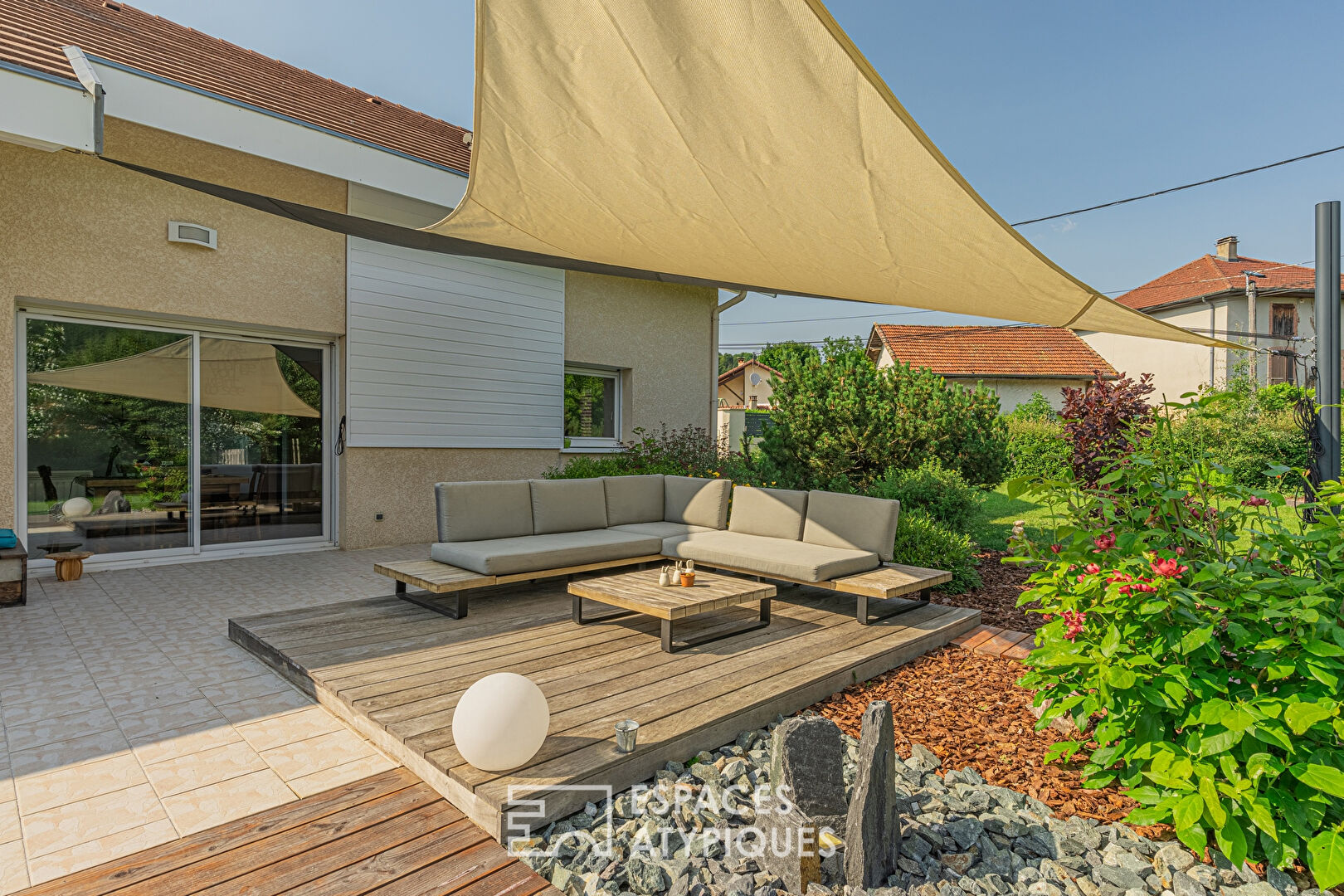 Contemporary house and its zen garden