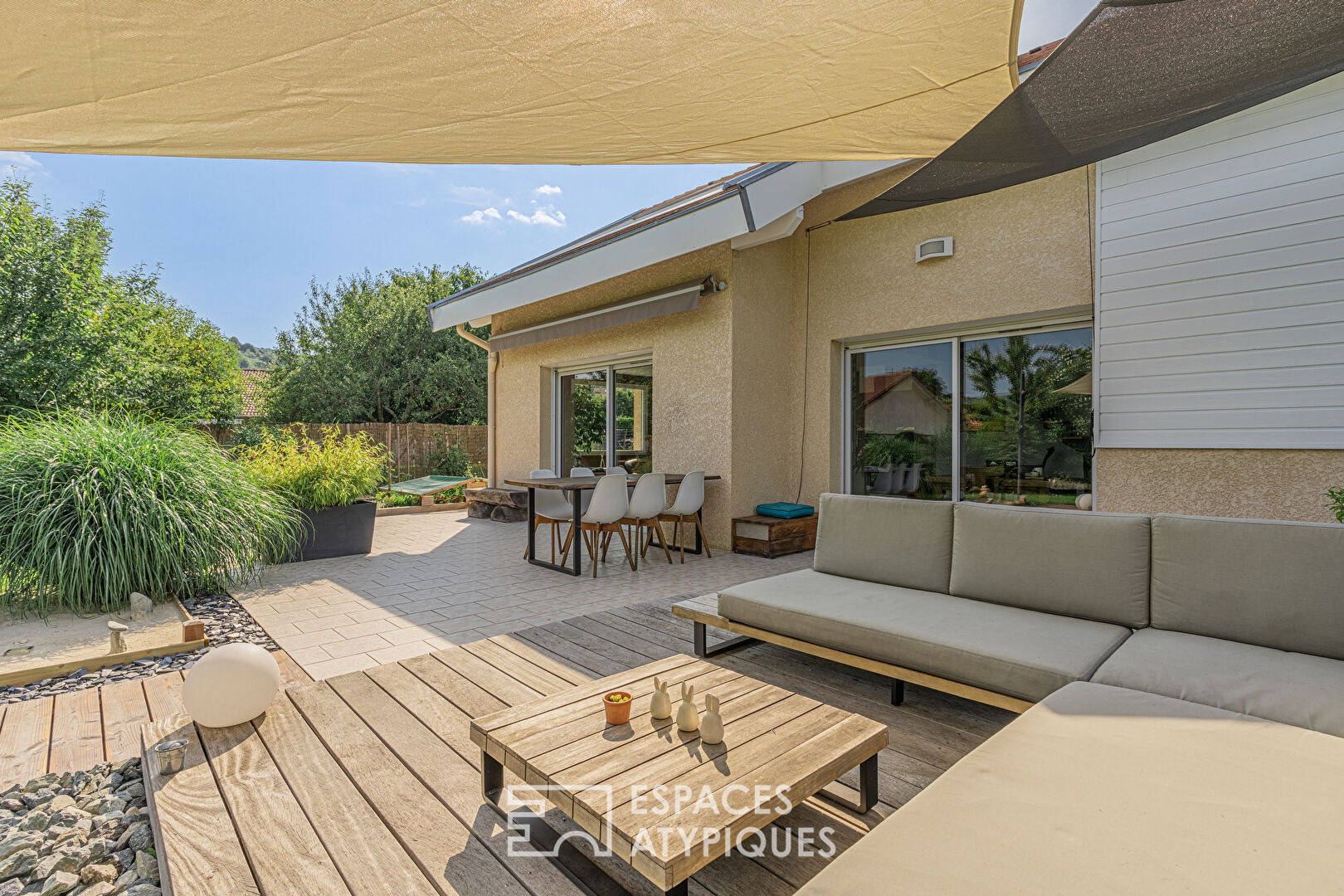 Contemporary house and its zen garden