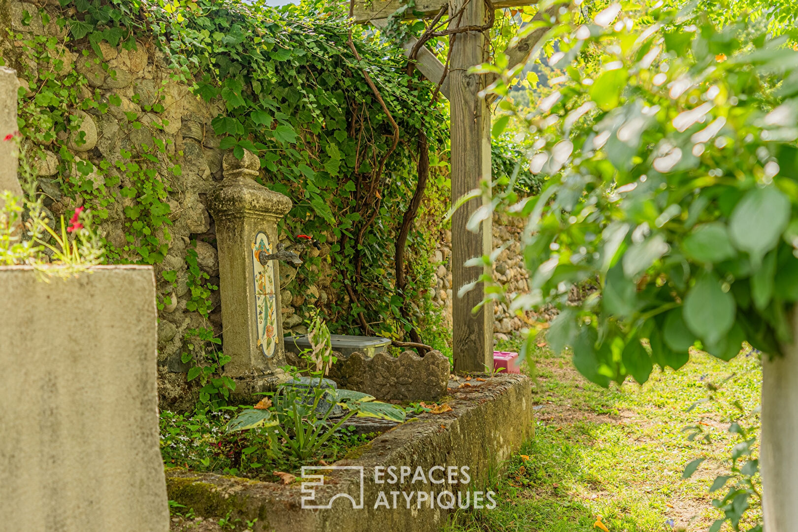 Maison de charme et son jardin intimiste