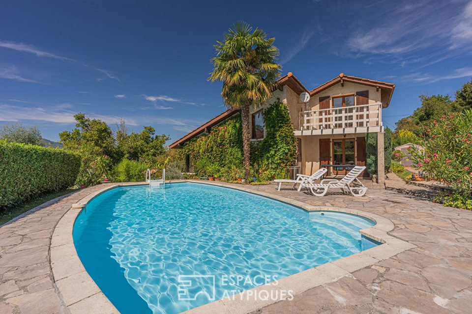 Villa avec jardin arboré et piscine