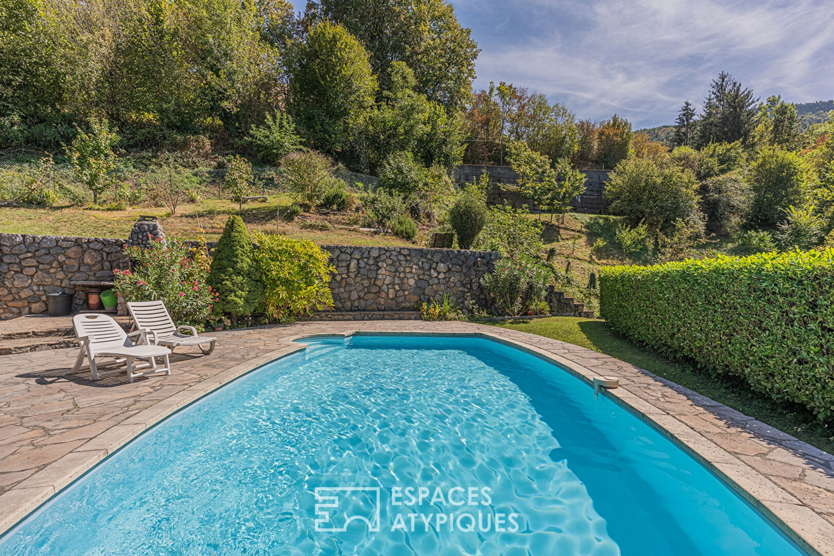 Villa avec jardin arboré et piscine