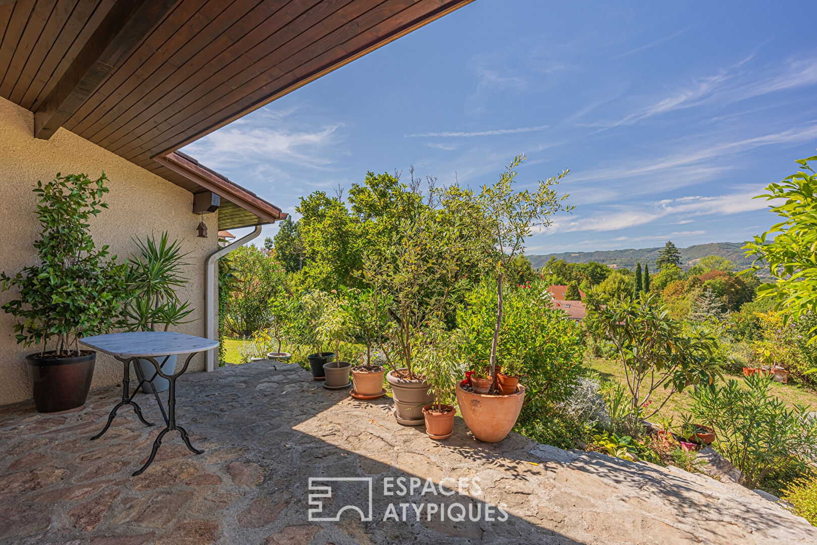 Villa avec jardin arboré et piscine