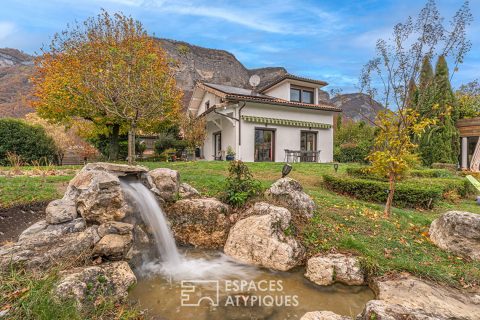 Villa with contemporary renovation and its magnificent landscaped garden