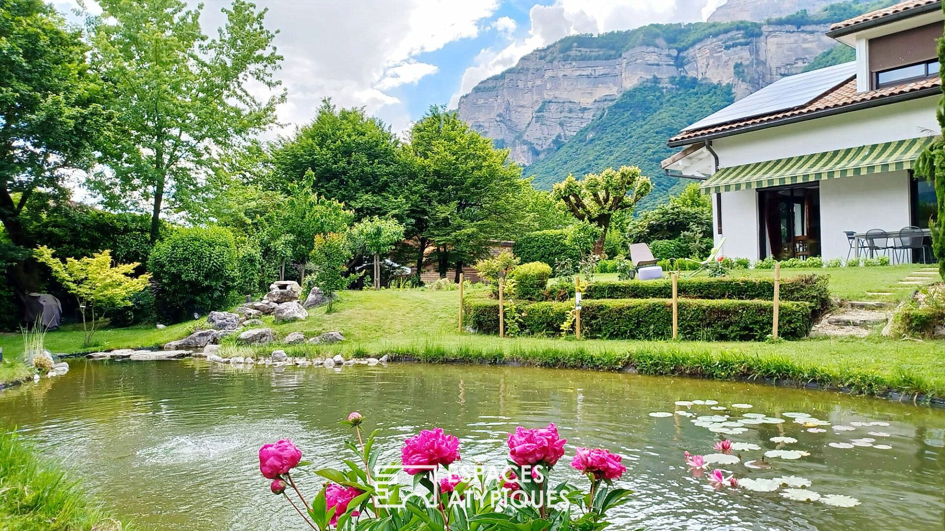 Villa with contemporary renovation and its magnificent landscaped garden