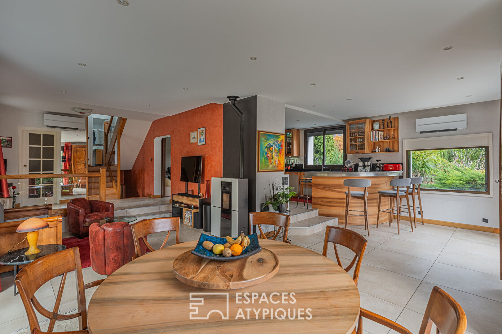 Villa with contemporary renovation and its magnificent landscaped garden