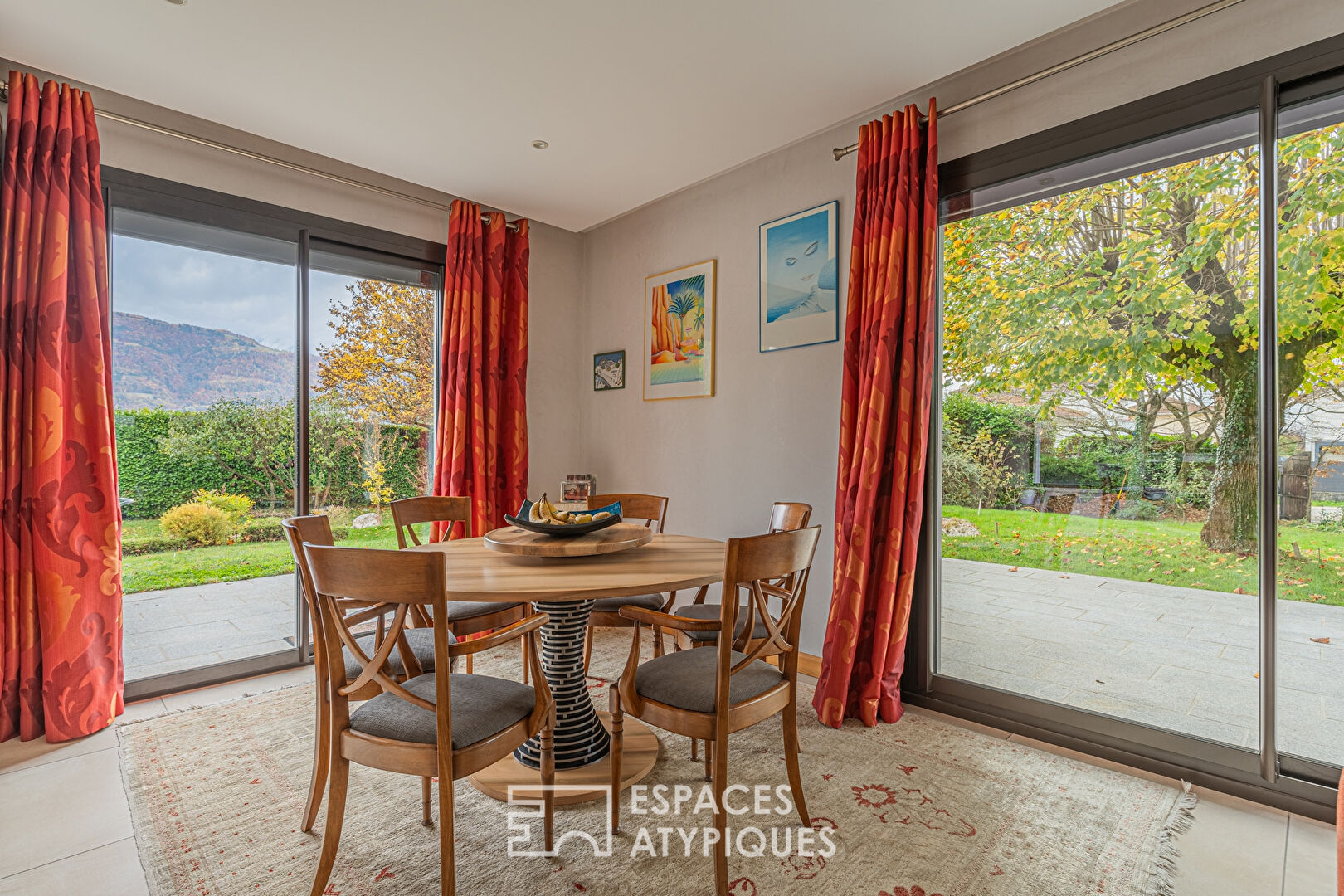 Villa with contemporary renovation and its magnificent landscaped garden
