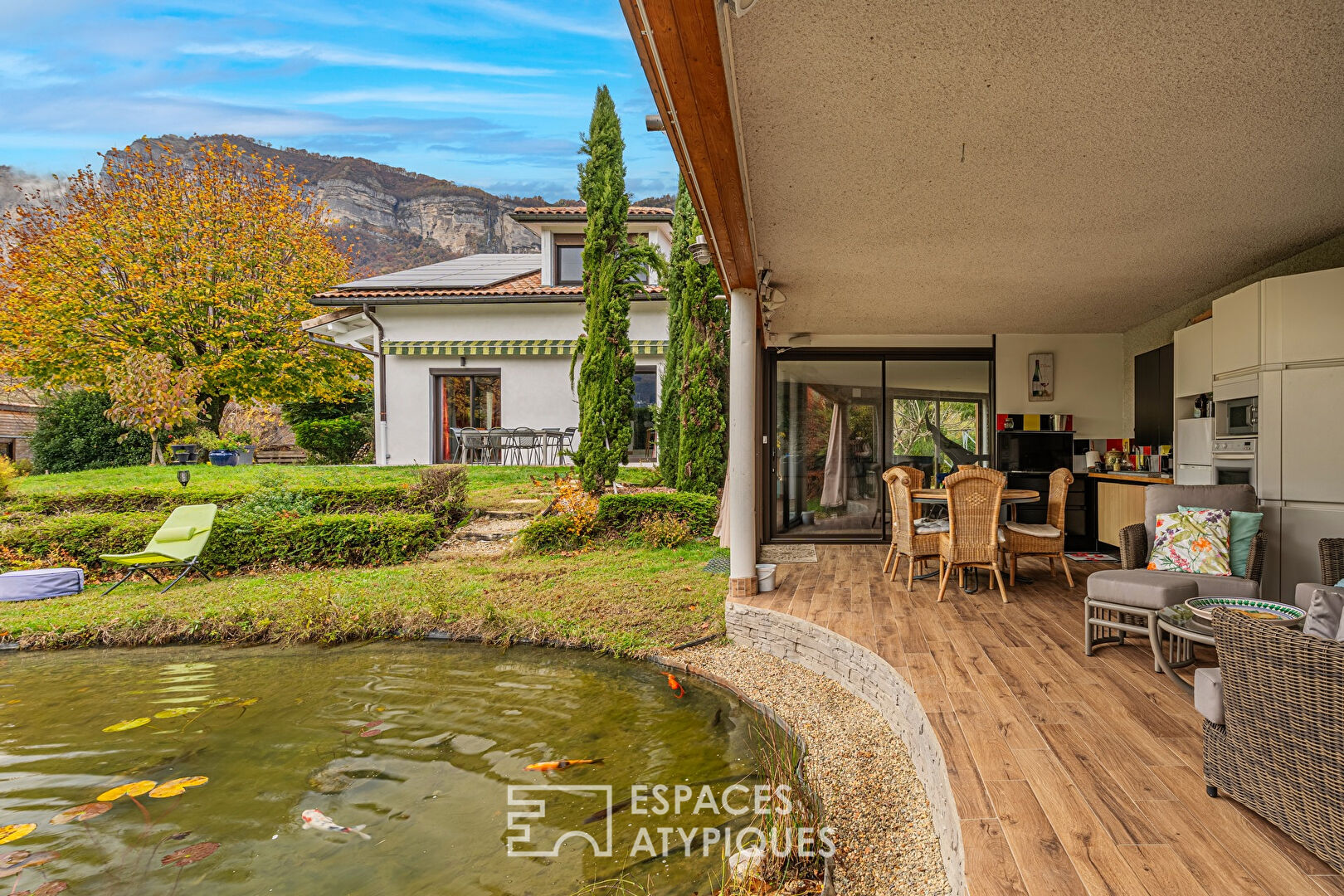 Villa with contemporary renovation and its magnificent landscaped garden