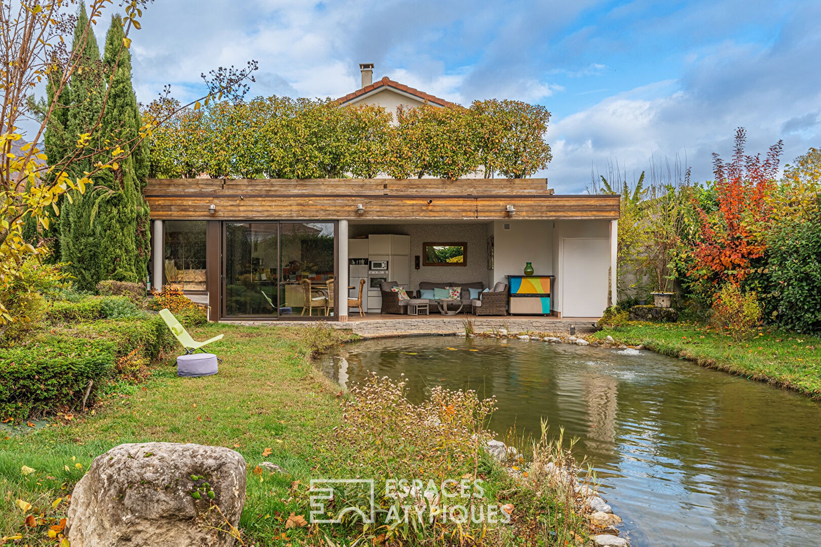 Villa à la rénovation contemporaine et son magnifique jardin paysagé