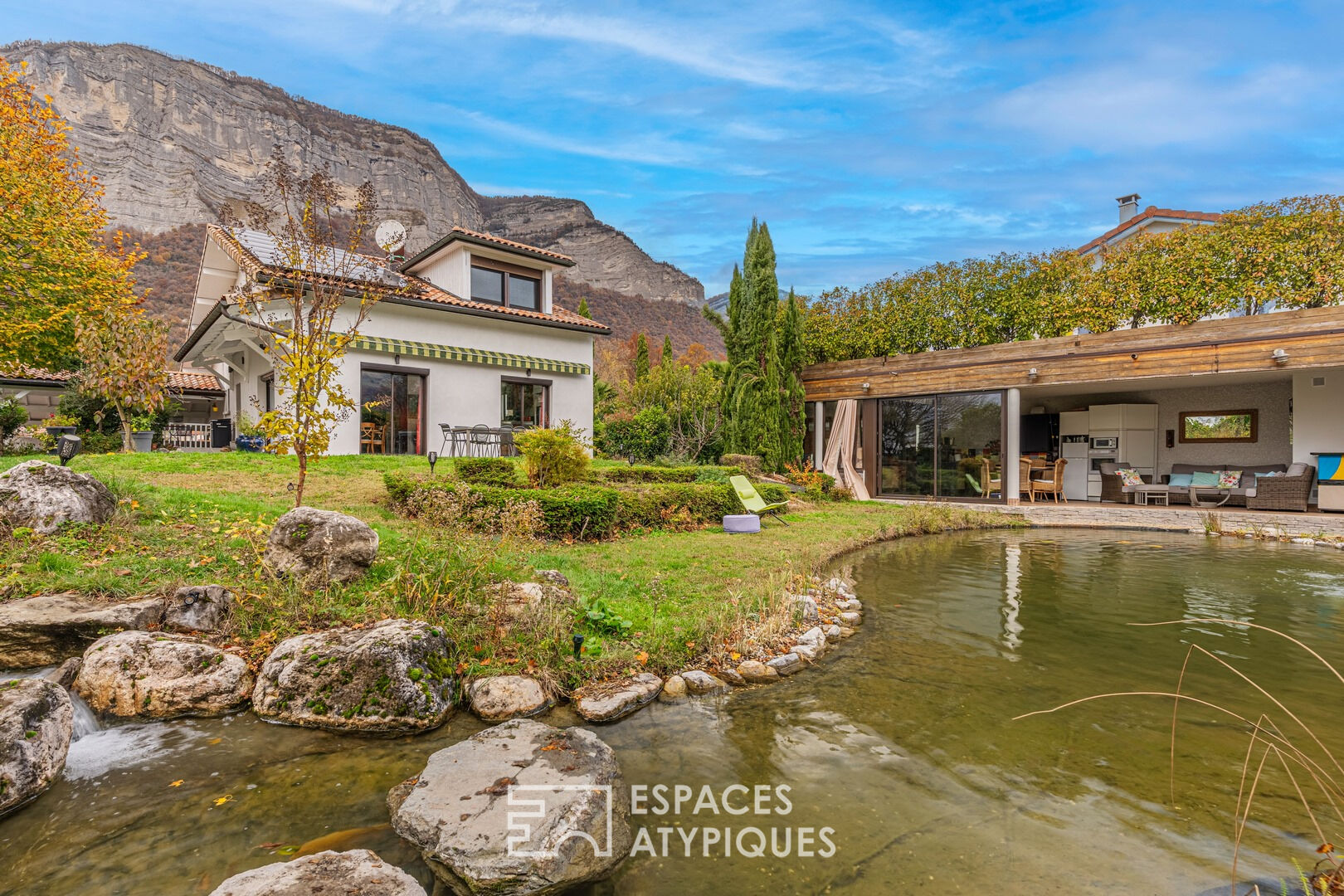 Villa with contemporary renovation and its magnificent landscaped garden