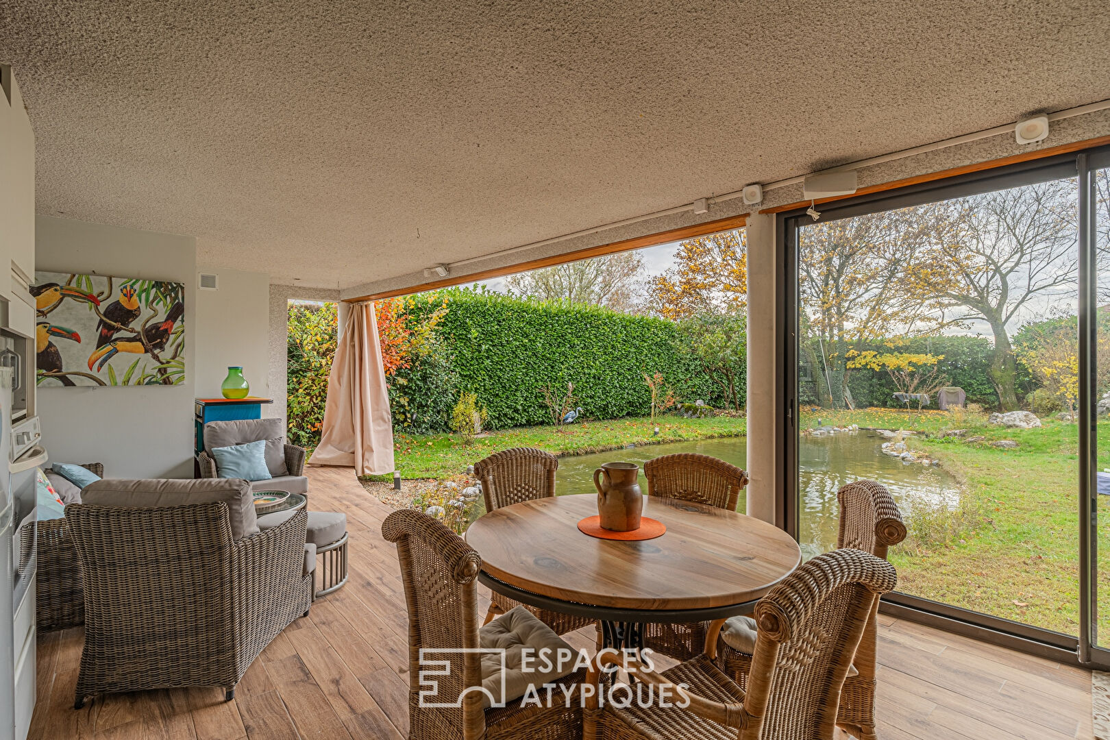 Villa with contemporary renovation and its magnificent landscaped garden