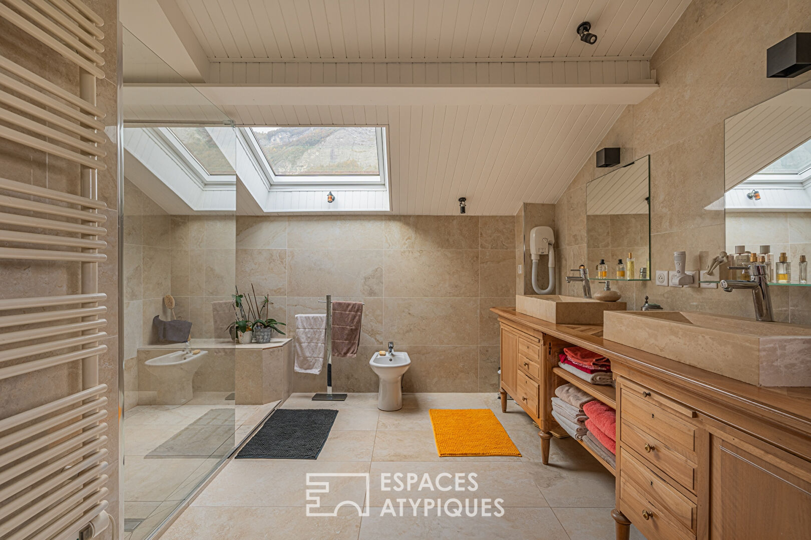Villa with contemporary renovation and its magnificent landscaped garden