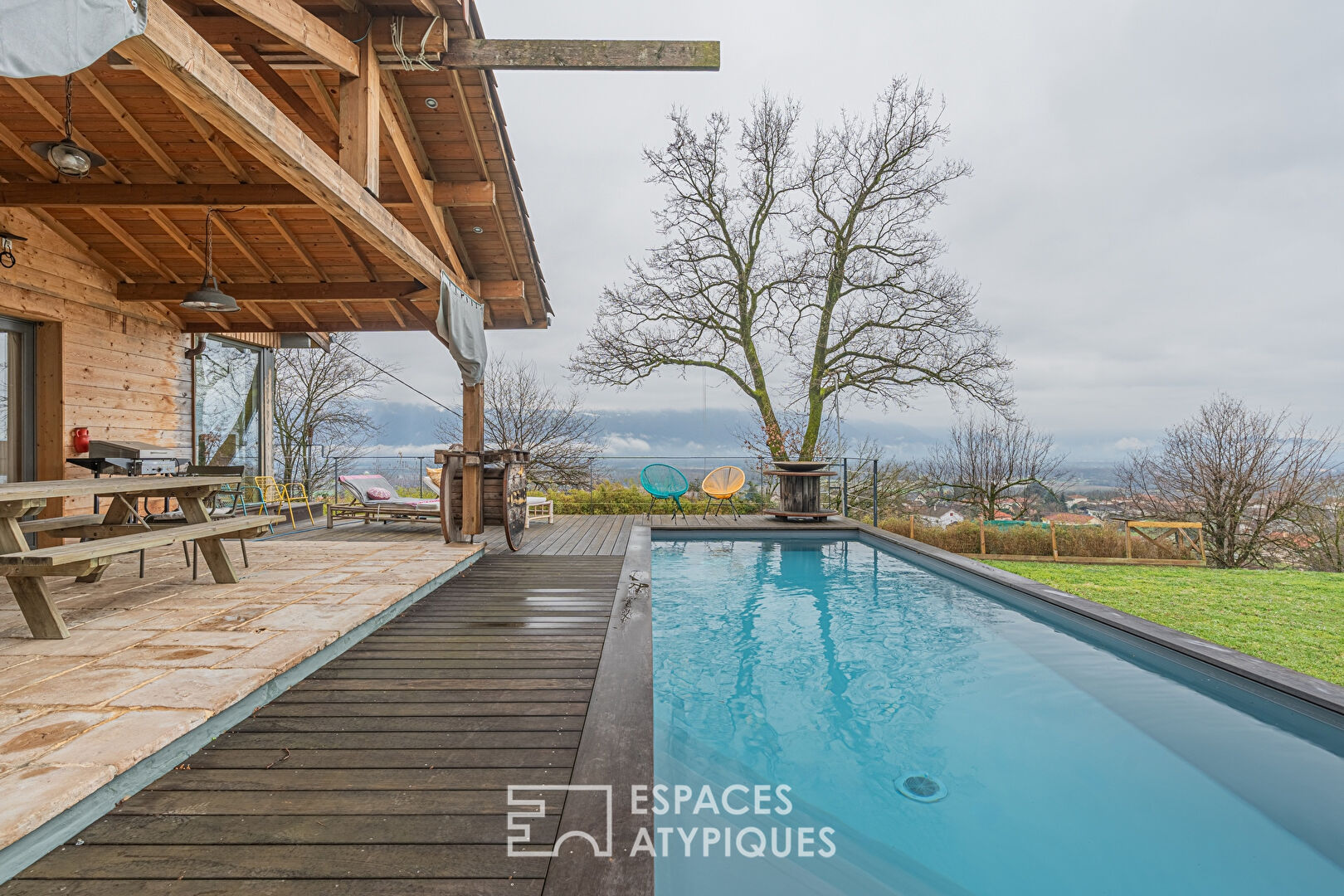 Wooden house with panoramic view, with swimming pool