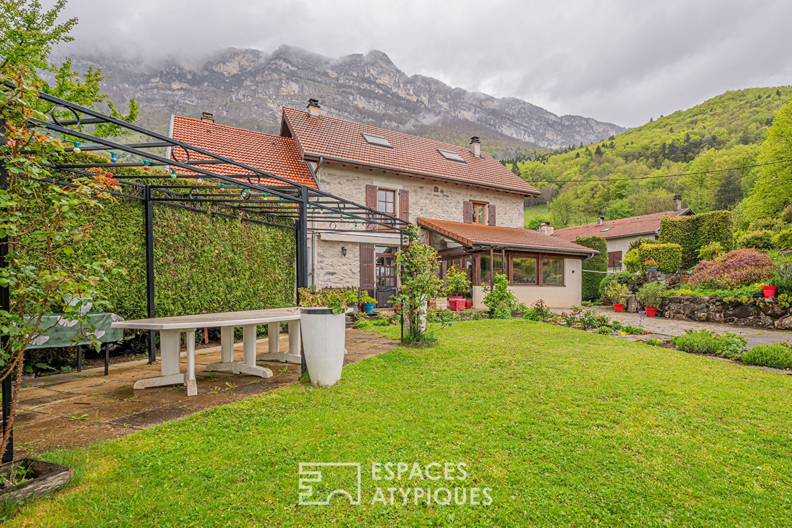 Maison en pierres avec sa vue panoramique