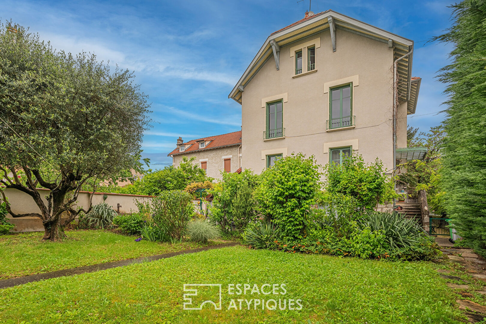 Bourgeois house and its garden in the city center