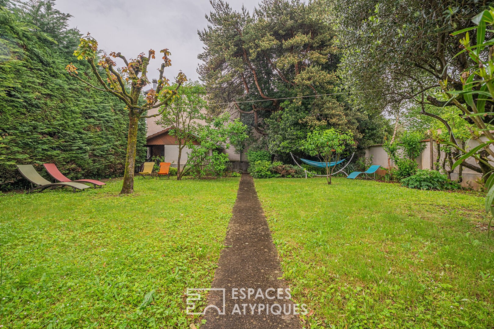 Bourgeois house and its garden in the city center