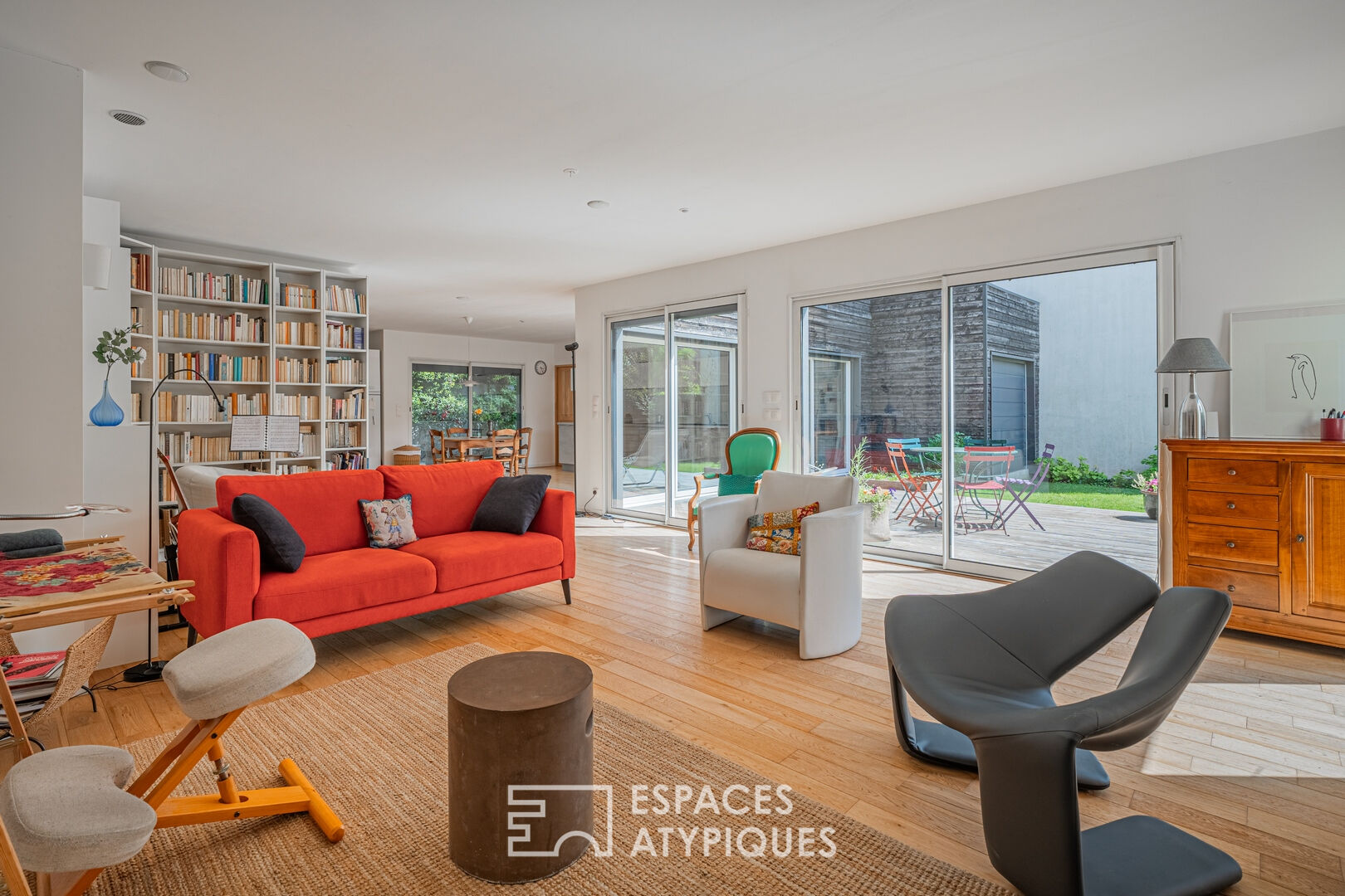 Atypical townhouse with garden, terraces and view