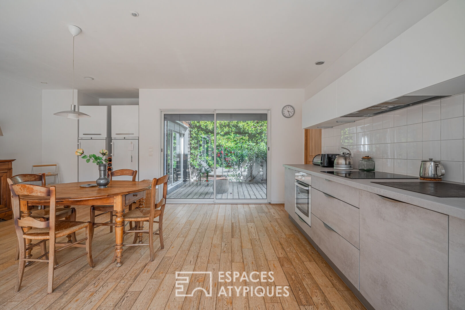 Atypical townhouse with garden, terraces and view
