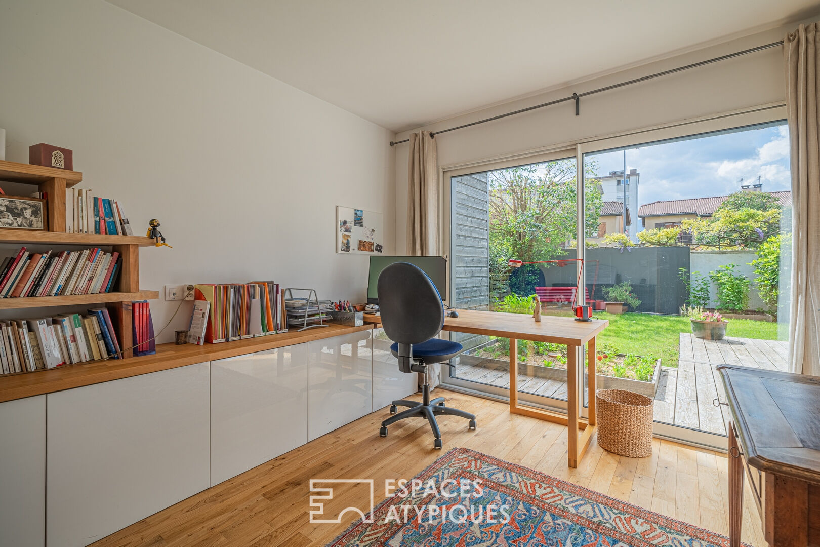 Atypical townhouse with garden, terraces and view