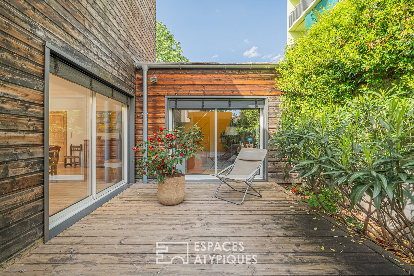 Atypical townhouse with garden, terraces and view