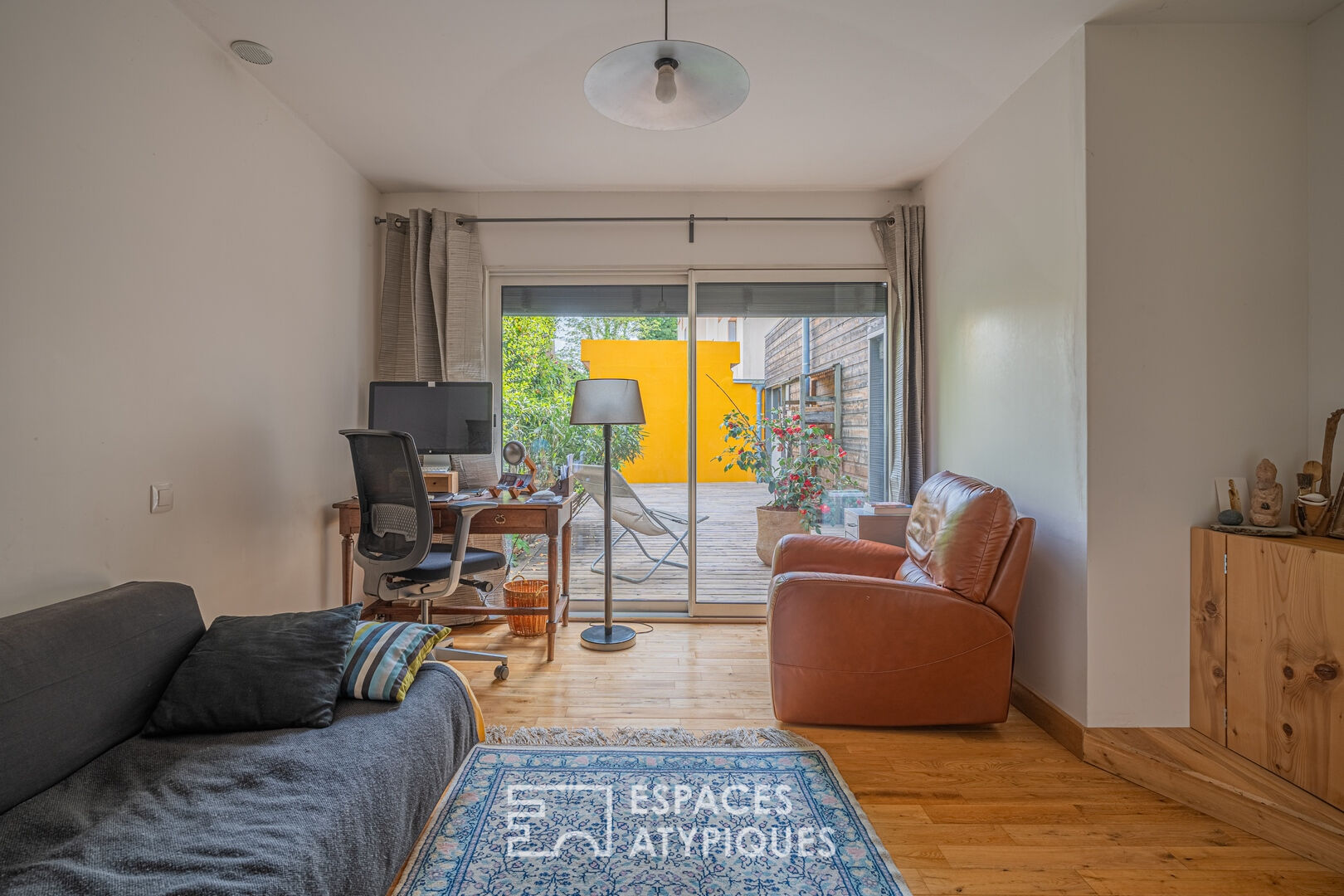 Atypical townhouse with garden, terraces and view