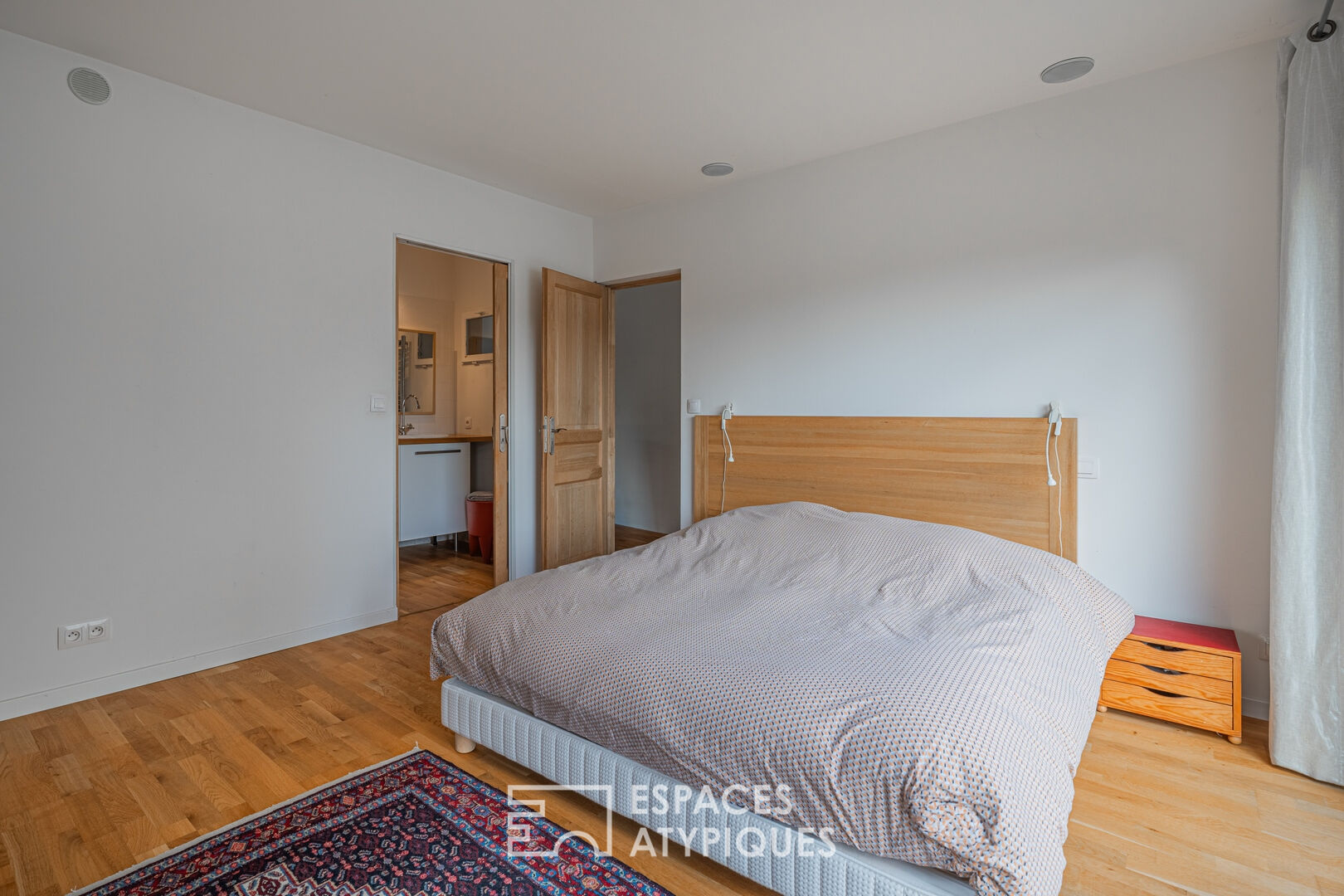 Atypical townhouse with garden, terraces and view
