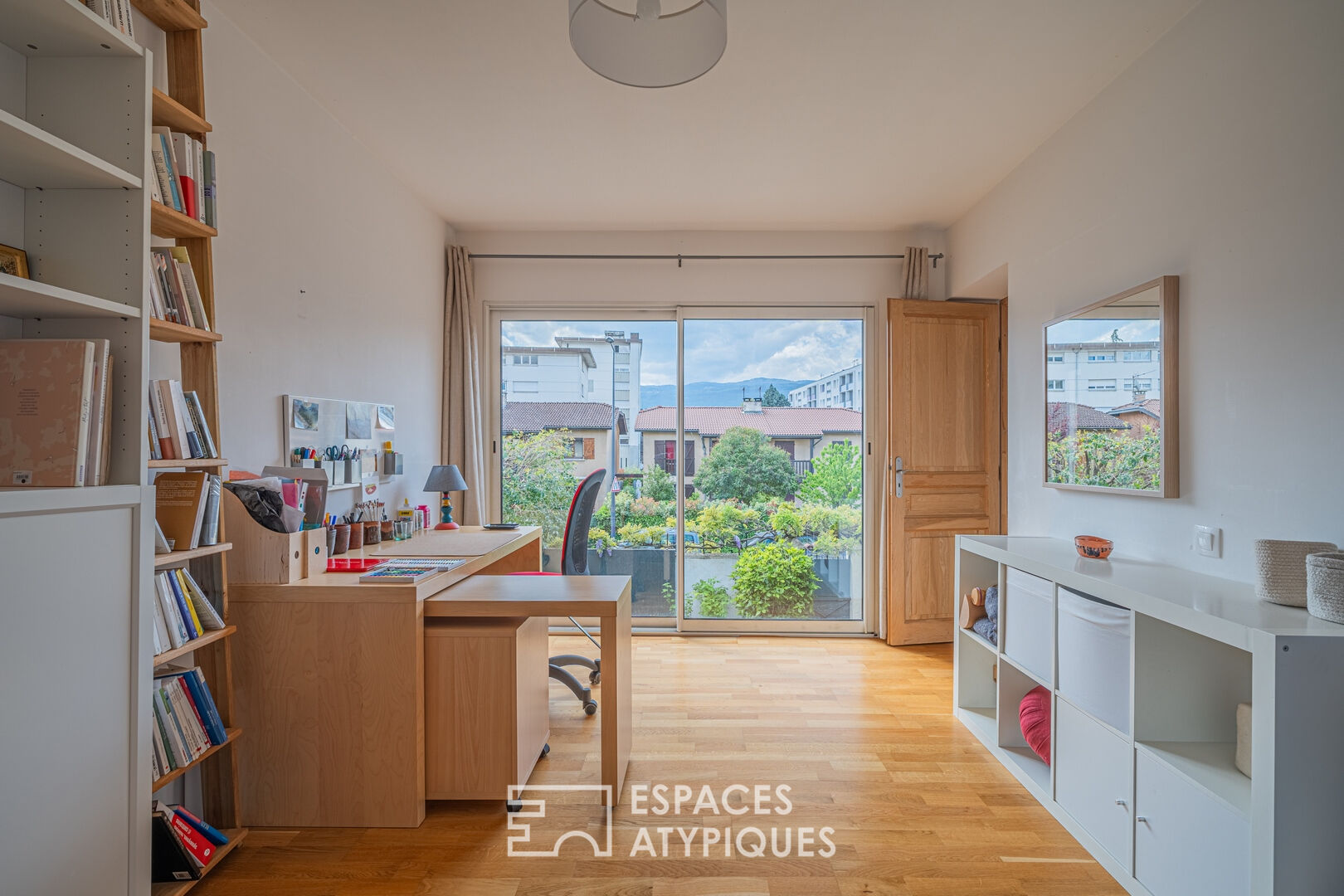 Atypical townhouse with garden, terraces and view
