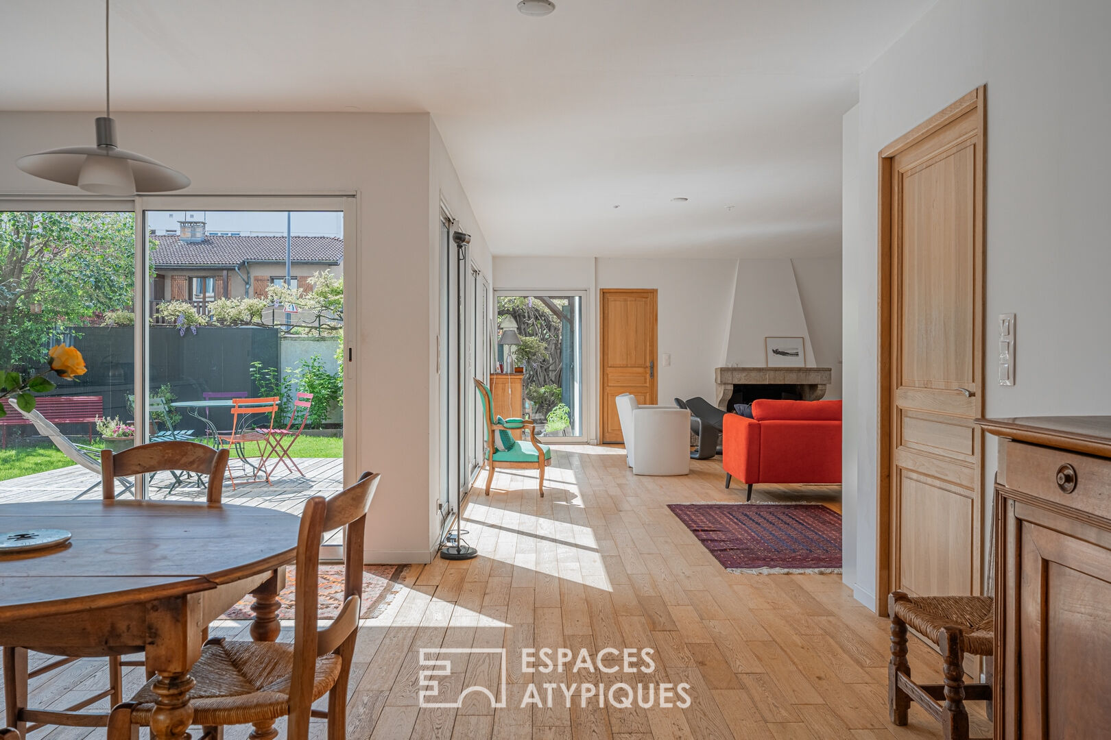 Atypical townhouse with garden, terraces and view