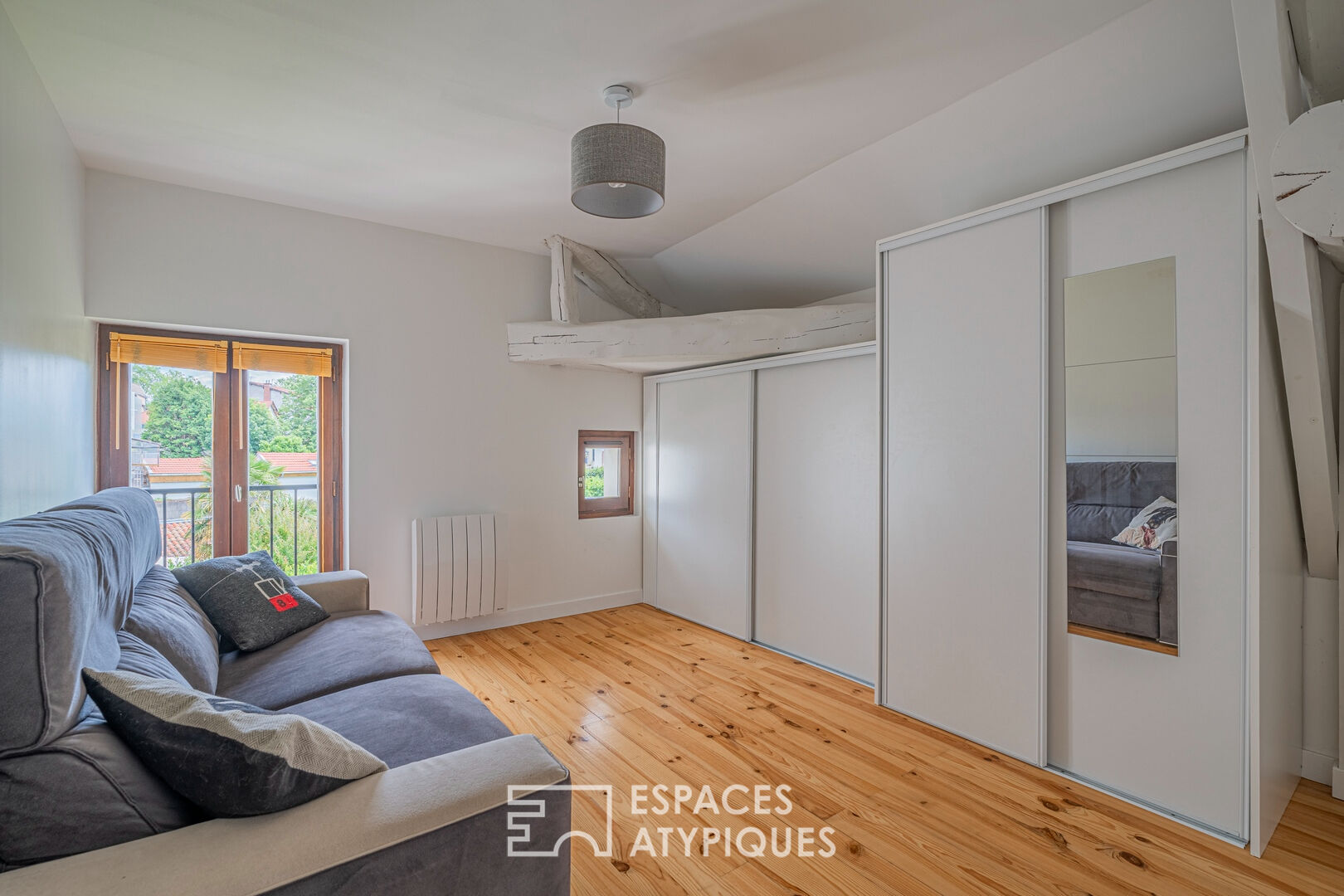 Appartement de caractère sous les toits en centre-bourg