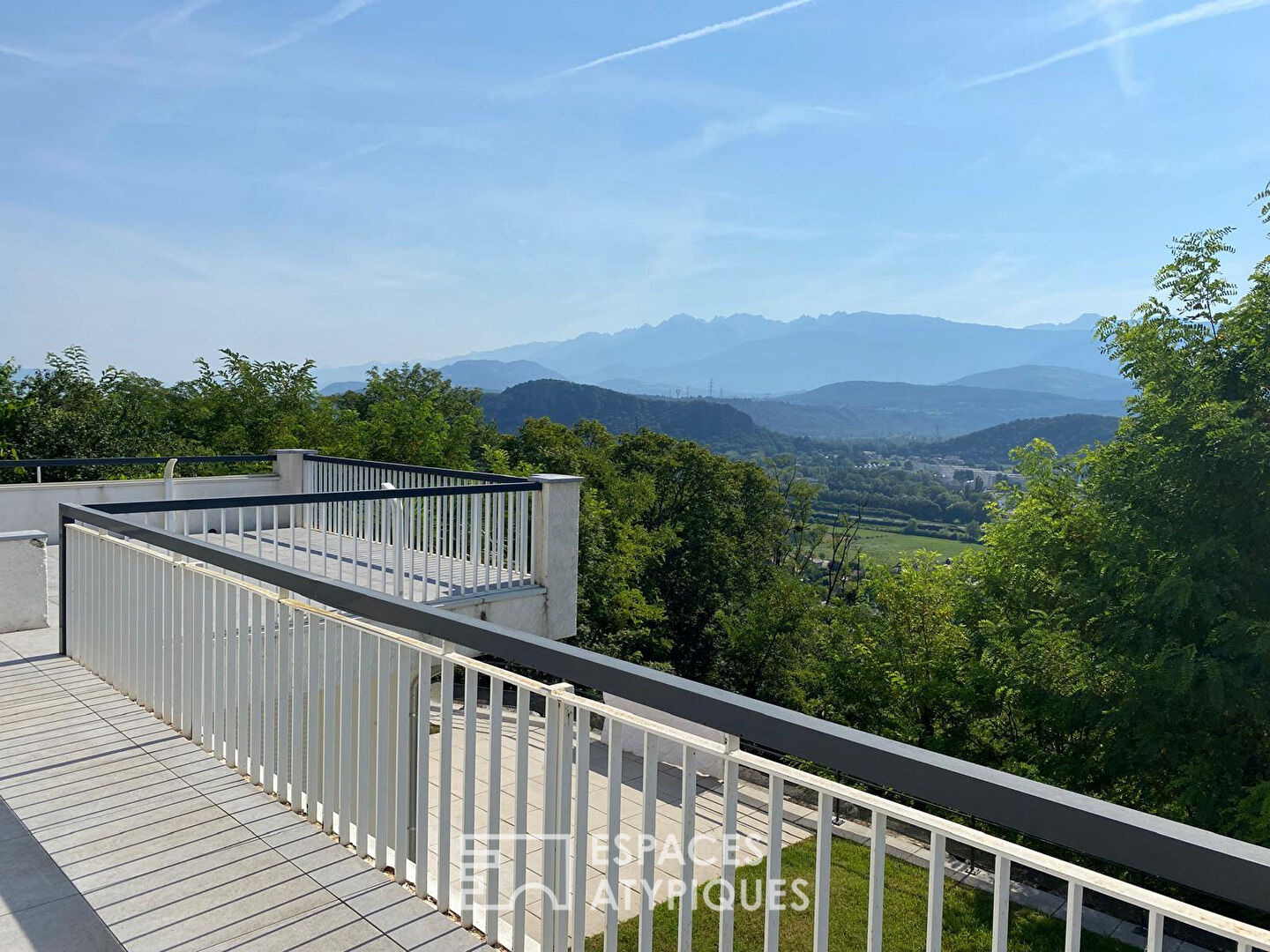 House with exceptional renovation and mountain view