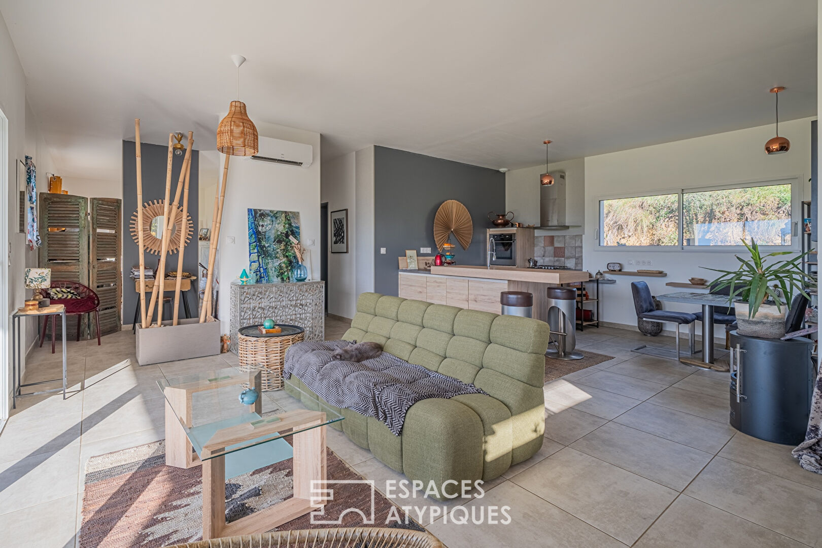 Contemporary house and its exceptional view of the Vinay region