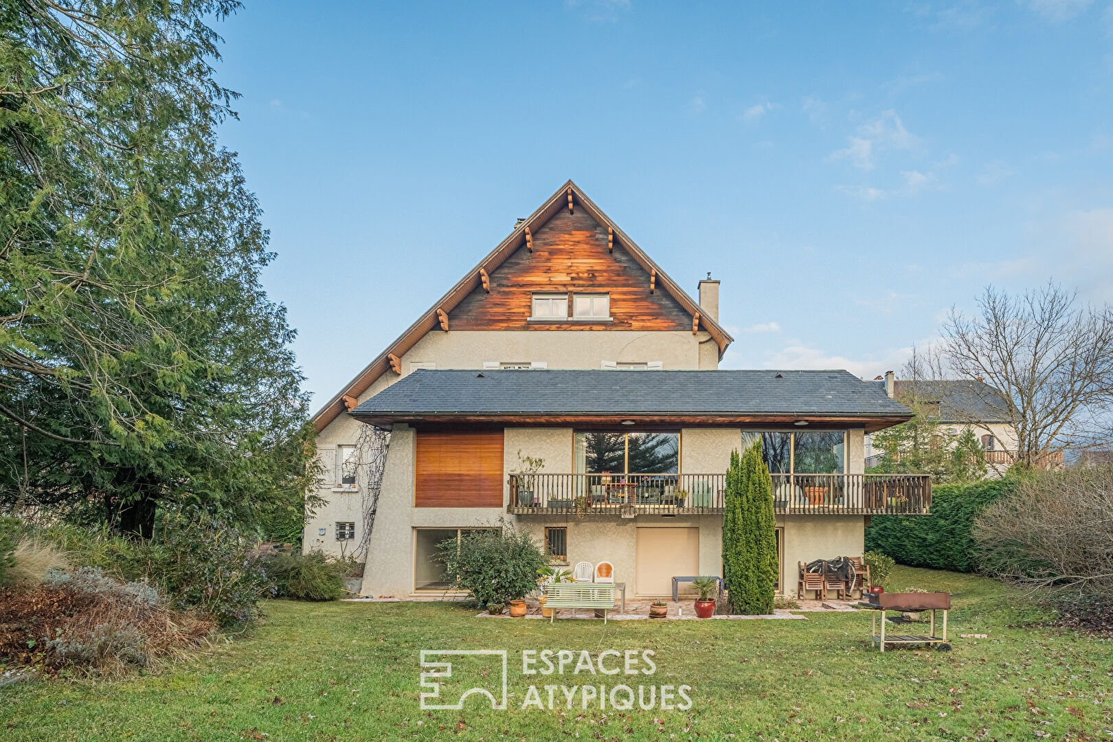 Chartreuse country house redesigned by an architect
