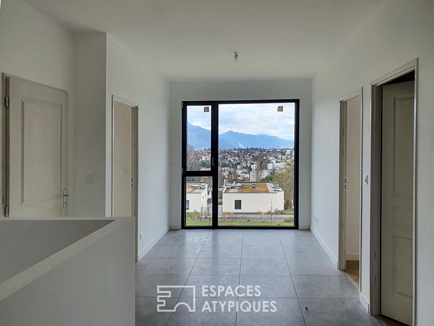 Maison contemporaine et son panorama sur la ville