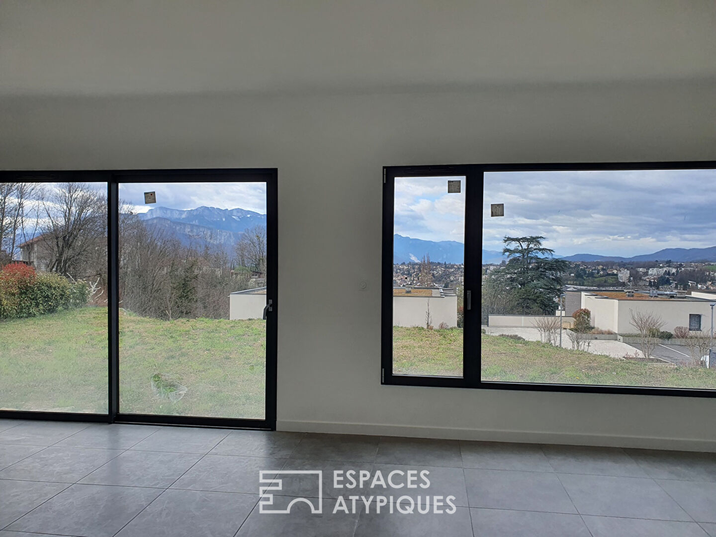 Maison contemporaine et son panorama sur la ville