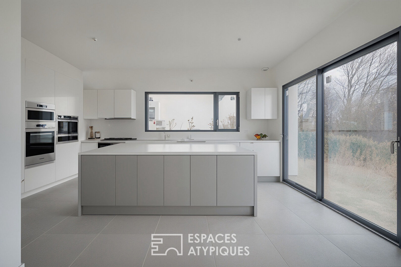 Maison contemporaine et son panorama sur la ville