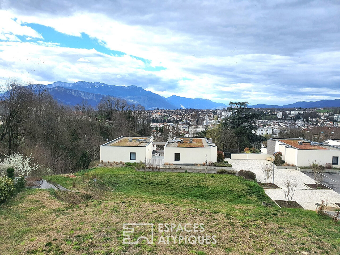 Maison contemporaine et son panorama sur la ville